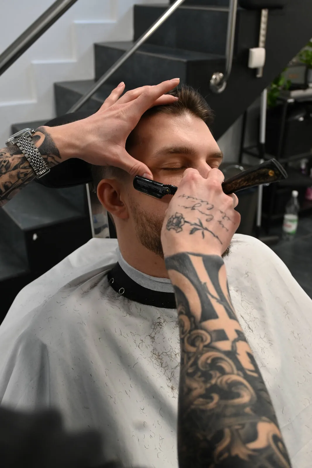 Golenie brzytwą twarzy w OFF CUT Barbershop w Szczecinie