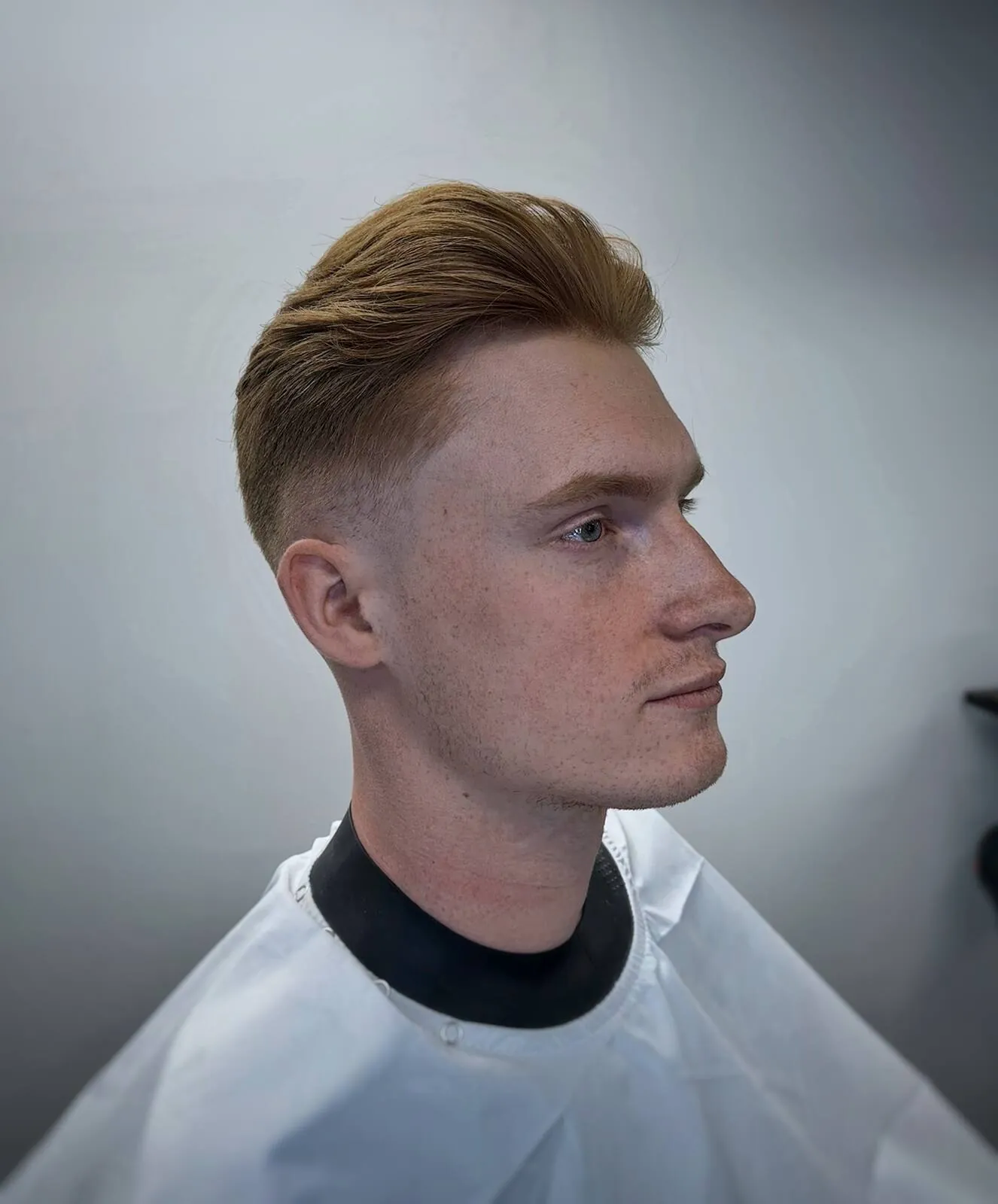Męskie włosy po strzyżeniu i stylizacji w OFF CUT Barbershop w Szczecinie