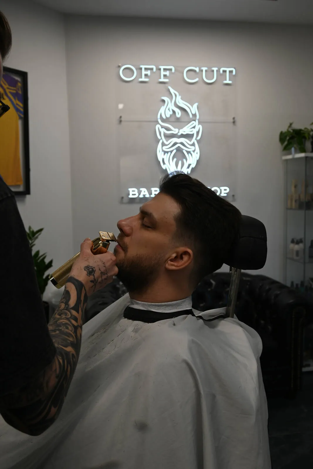 Pielęgnacja i modelowanie brody w OFF CUT Barbershop w Szczecinie